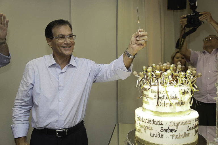 Festa surpresa na FIEC para Beto Studart