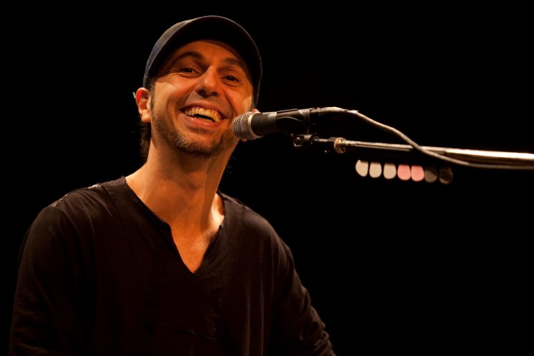 Zeca Baleiro lança seu 10º álbum de inéditas, com show neste sábado em Fortaleza