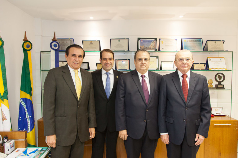 Maximiano Aguiar Câmara recebe Medalha O Boticário Ferreira