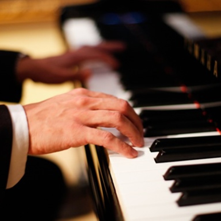 O pianista Felipe Adjafre tocará belas músicas no piano para embalar os casais apaixonados no sábado, dia 11 de junho, no RioMar.