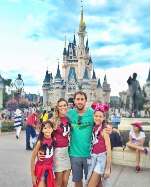 Bruna Waleska passeia com a família em Orlando