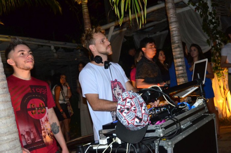 Showtime com Marcinho na Praia do Colosso