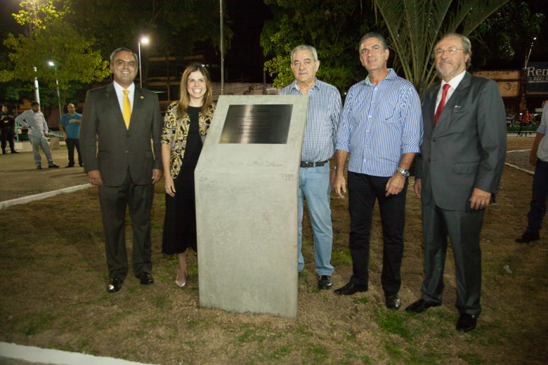 Carol Bezerra abrilhanta entrega da reforma da Praça Clóvis Beviláqua