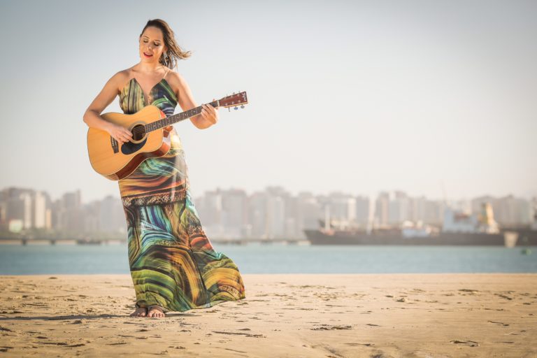 Ludmila Amaral interpretou sucessos da música pop no L’Ô Restaurante