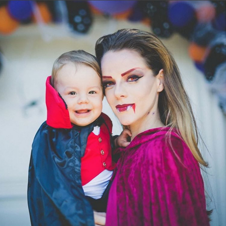 Paulinha Sampaio faz photoshoot com seu filho ao tema de Halloween