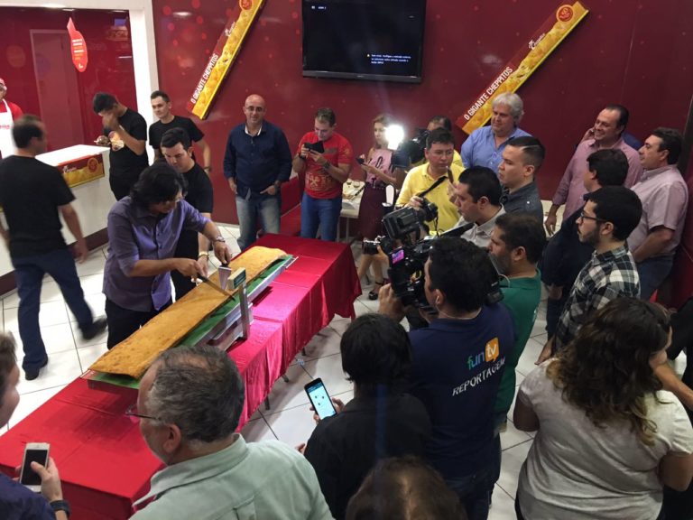 Cheppitos ganha troféu por Maior Pastel do Brasil