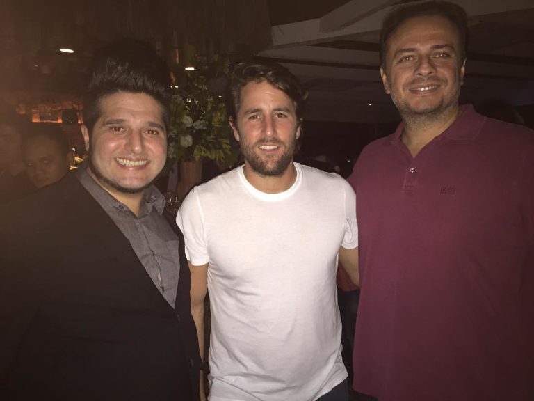 Rodrigo Frota foi surpreendido pelos amigos e familiares com uma festa de aniversário