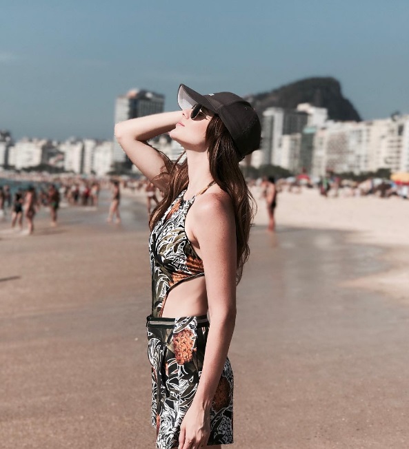 Paulinha Sampaio aproveita as praias cariocas