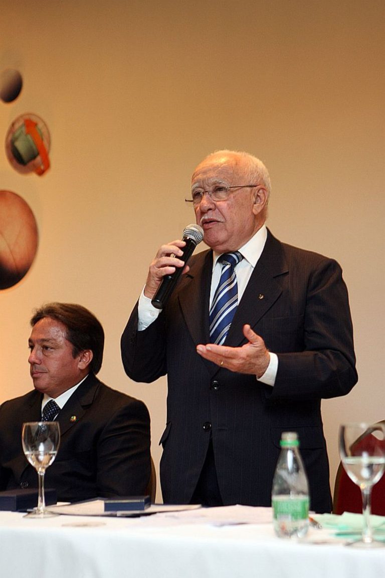 Ubiratan Aguiar é o novo presidente da Academia Cearence de Letras