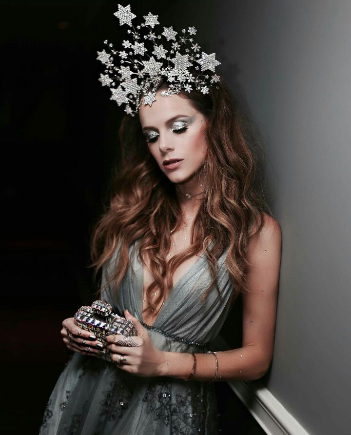 Paulinha Sampaio esbanja glamour no Baile da Vogue