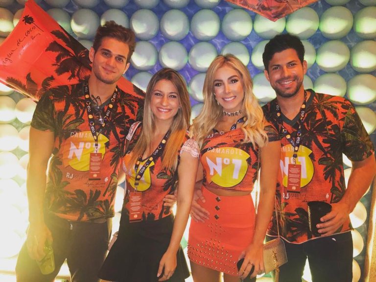 As belas Bruna Magalhães e Priscilla Silva curtiram os desfiles das escolas de samba do Rio de Janeiro