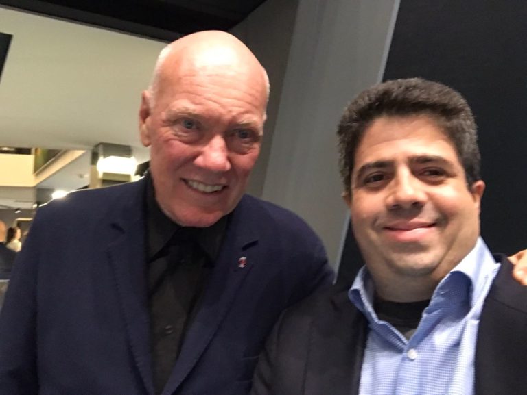 Alexandre Leitão, diretor da Tânia Joias, está em uma viagem de negócios pela Suíça