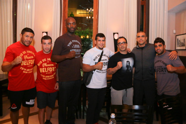 Victor Belfort e equipe no Cabaña Del Primo