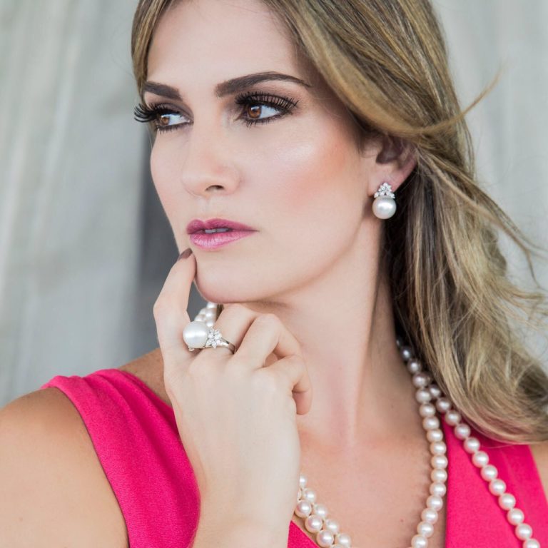 Germana Melo veste luxuoso conjunto de pérolas da joalheria R.XIMENES