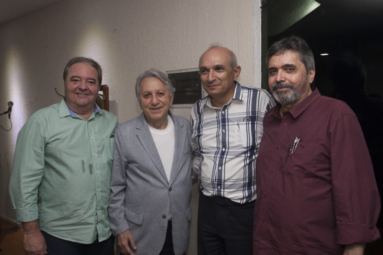 Exposição a Arte de Sorrir de Geraldo Sergio no Iate Clube