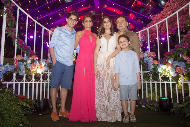 Maria Eduarda Linhares comemora seus 15 anos