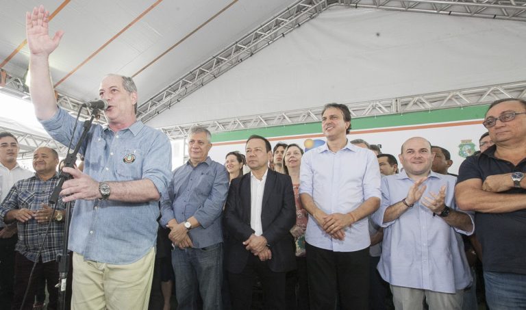 Camilo Santana entrega a primeira etapa de residencial no Jangurussu