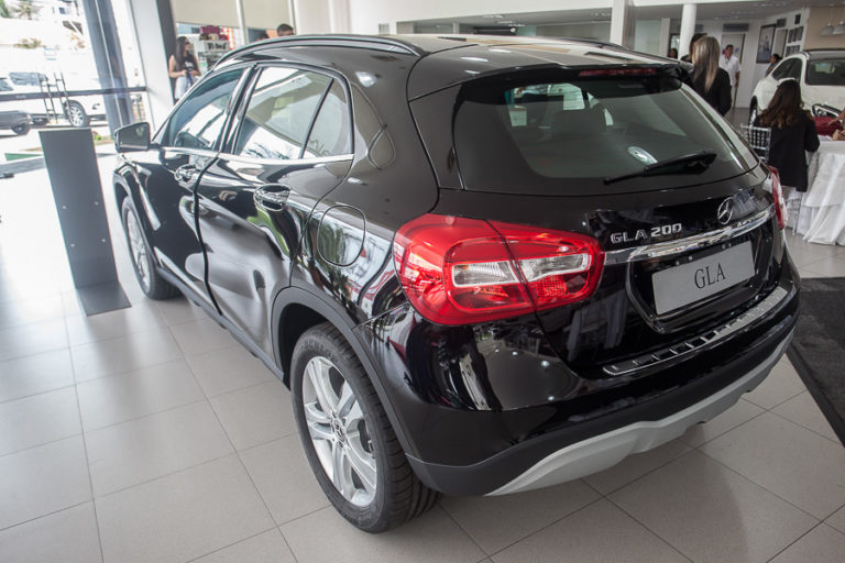 Conheça em detalhes os Mercedes GLA e C 180 Avantgarde