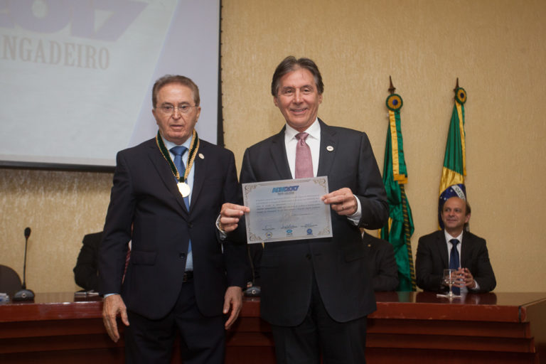Eunício Oliveira é agraciado com o Troféu Jangadeiro