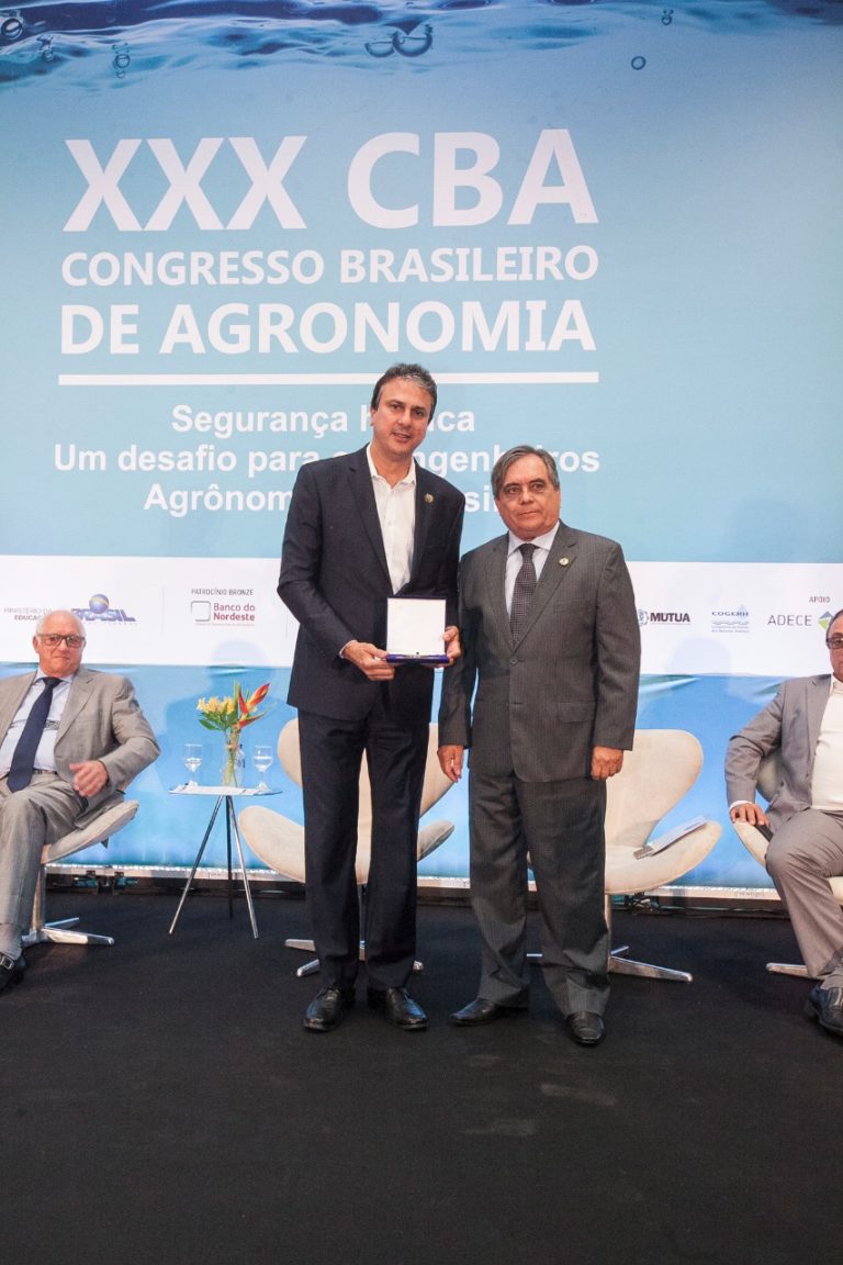 Camilo Santana é homenageado no XXX Congresso Brasileiro de Agronomia
