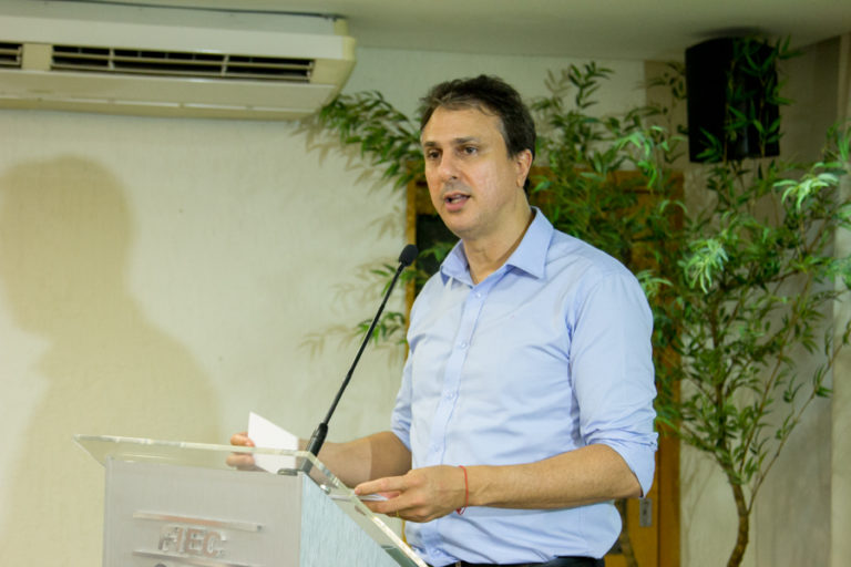 Camilo Santana lança o programa Nem 1 Aluno Fora da Escola