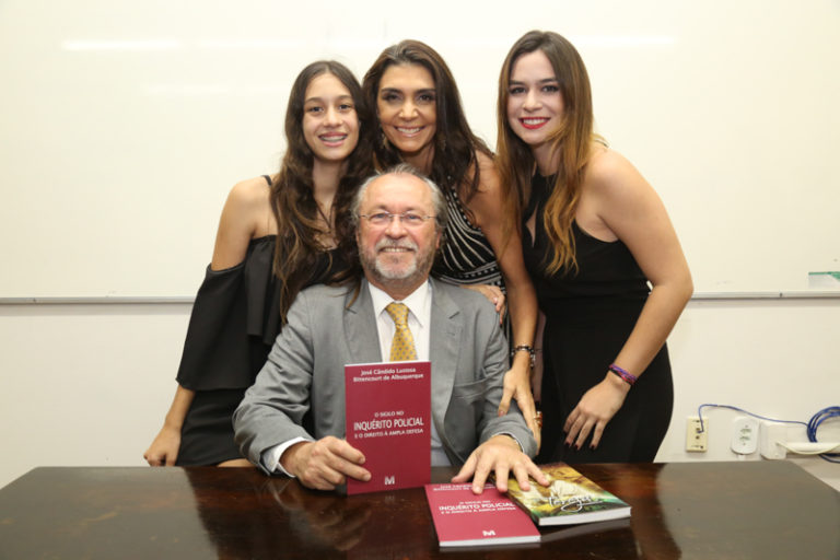 Advogado Cândido Albuquerque lança livro em Fortaleza