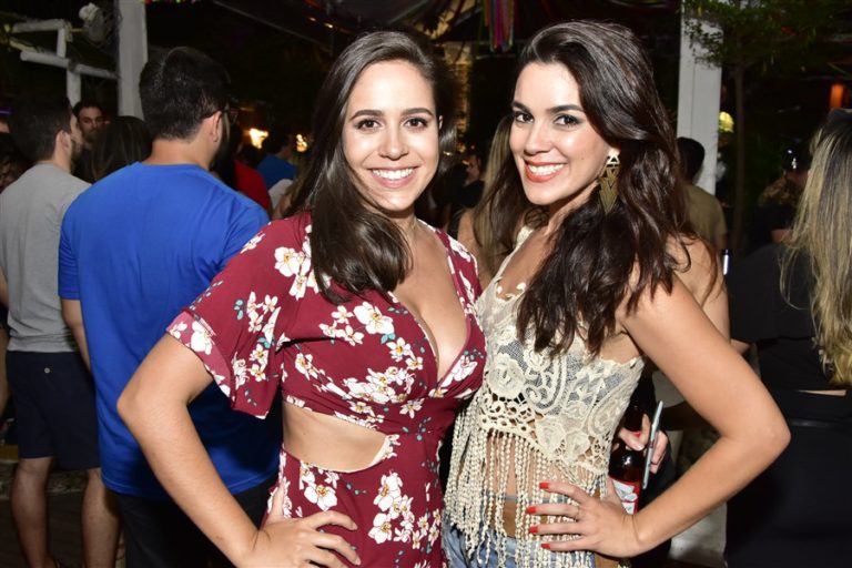 Bloco “Me chama que eu vou” agita primeira noite de carnaval no Colosso