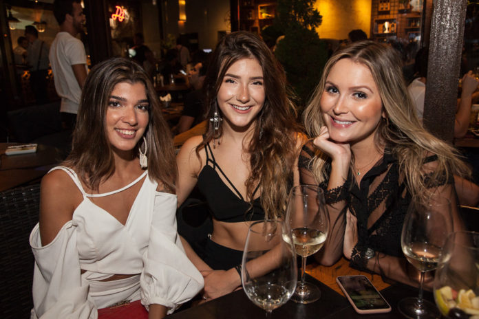 Ari Pontes, Karolina Stockloew E Raisa Barbosa