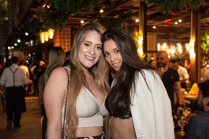 Isla Menezes E Vitória Arraes