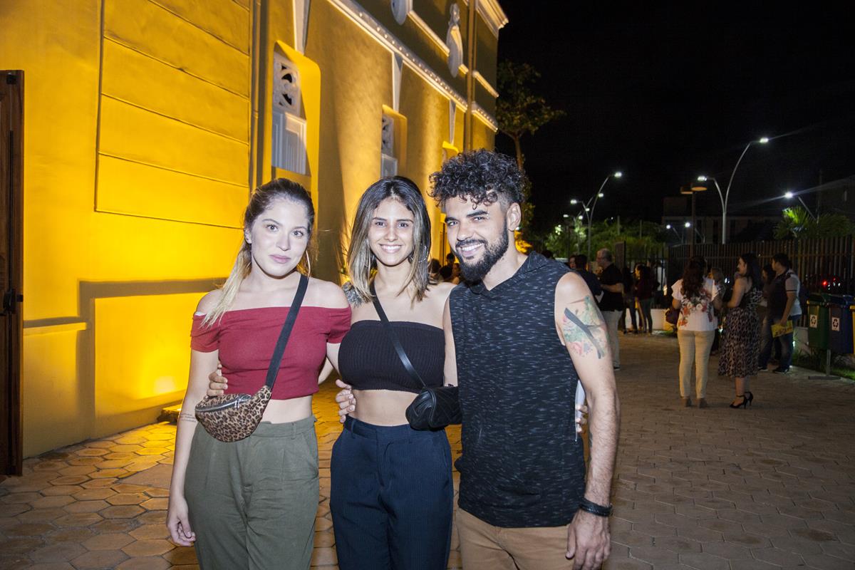 Laura Holanda, Rayane Fortes E Claudio Mendes Tapis Rouge