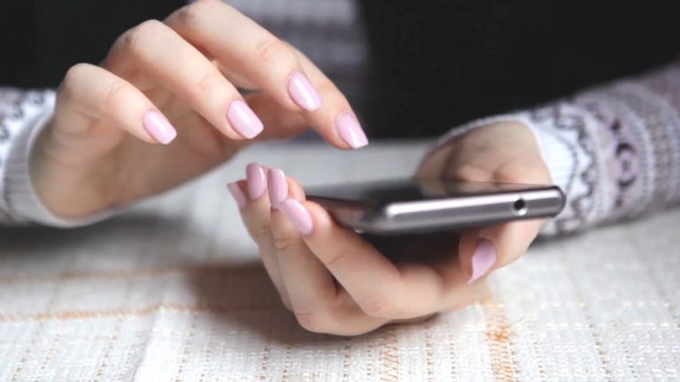 Woman Hands Texting On Smartphone In The Cafe_e5swmot6e__F0000