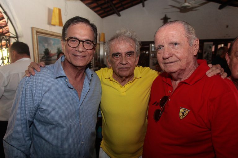 Lúcio Brasileiro reúne amigos no seu tradicional almoço natalino