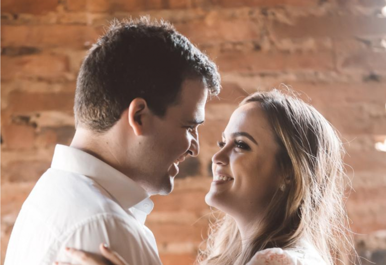 Igor Melo e Ana Larissa de Góis Pereira sobem ao altar da Igreja de Fátima