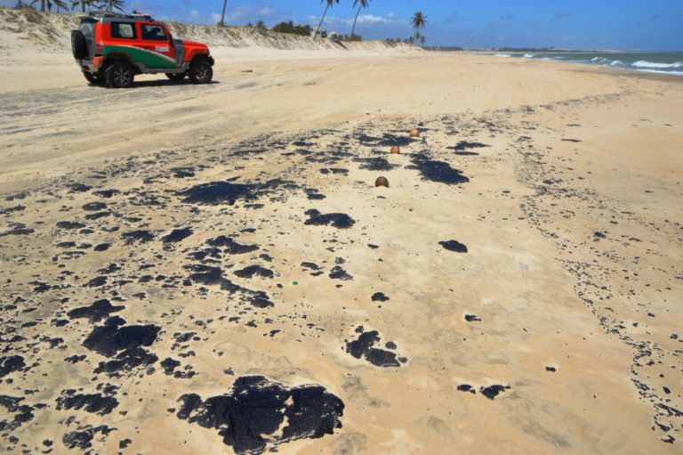 Petróleo chega ao Cumbuco; 80 pessoas trabalham na remoção das manchas