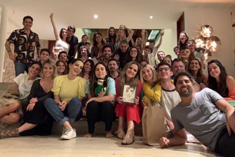 Tatá Werneck reúne famosos para amigo secreto