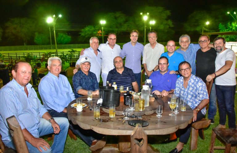 Chiquinho Feitosa e Lucinha recebem amigos em confraternização na Fazenda Boisa