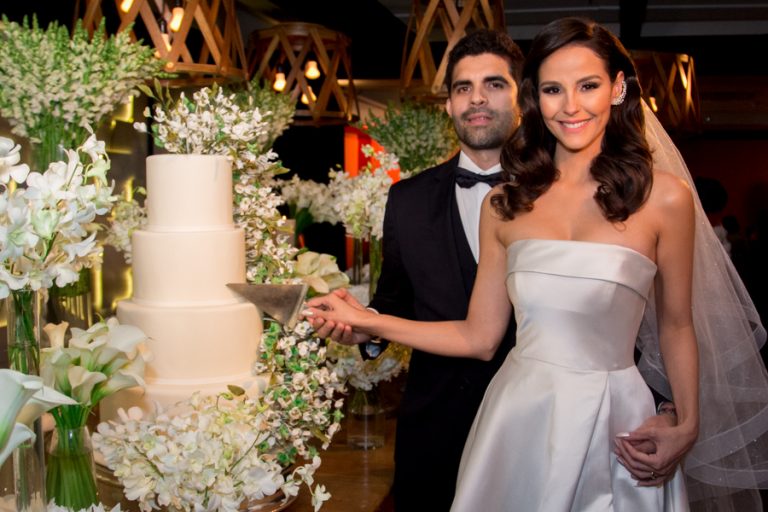 Mariana Vasconcelos e Eliseu Becco trocam alianças