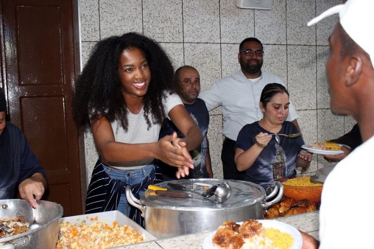 Iza aproveita pausa na agenda de shows para fazer boa ação