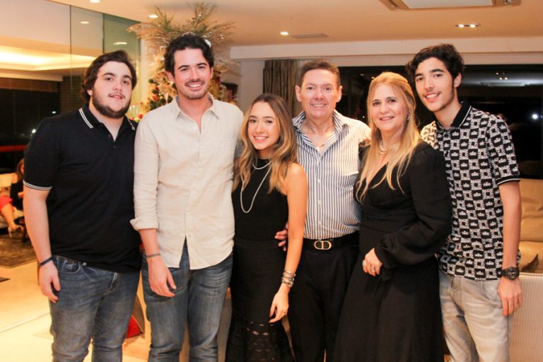Morgana e Ivens Dias Branco Júnior recebem família e amigos para celebração de Natal