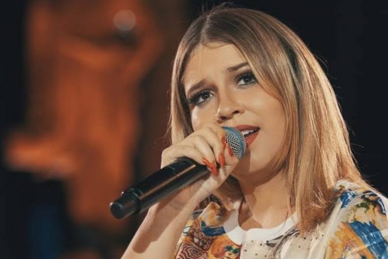 Marília Mendonça apresenta o filho Léo