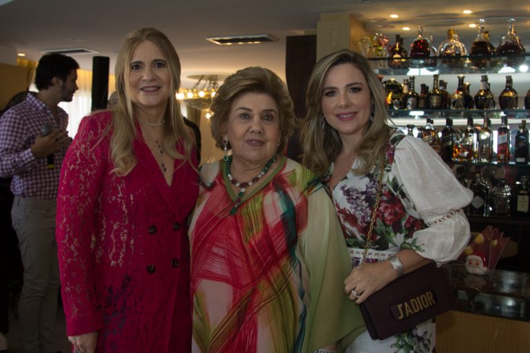 Morgana Dias Branco recebe convidadas para o Natal das Amigas