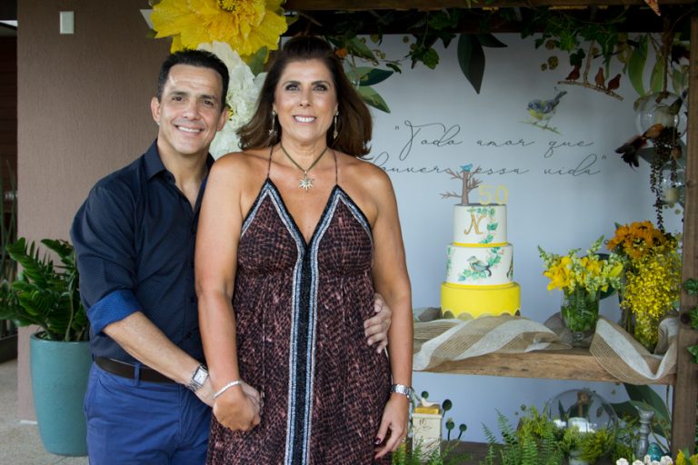 Nara Amaral celebra nova idade com o tema “Todo amor que houver nessa vida”