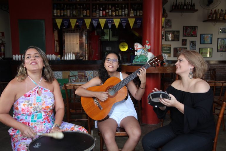 Abram alas para elas! Mulheres comandam rodas de samba em Fortaleza