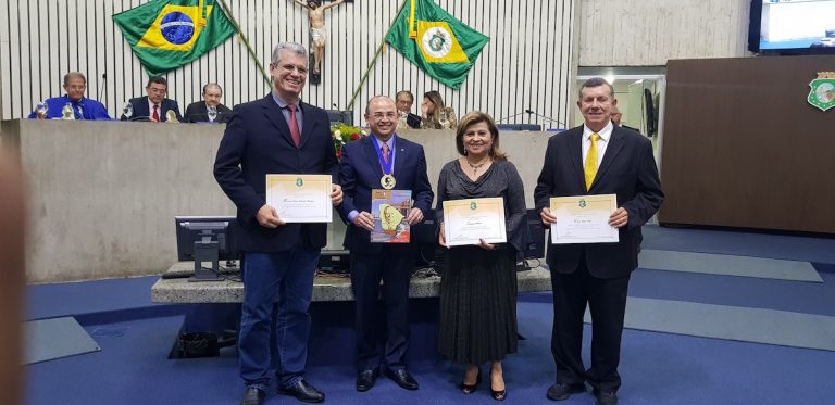 Assembleia homenageia trade turístico com troféu e medalha César Cals