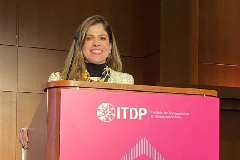 Primeira-Dama de Fortaleza, Carol Bezerra, participa de encontro sobre mobilidade urbana em Washington