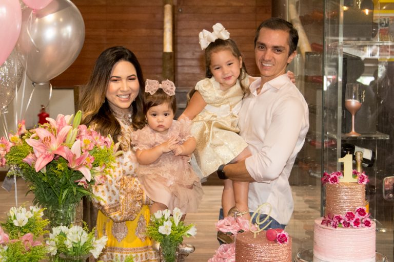 Carol Yamazaki comemora aniversário ao lado de caçula
