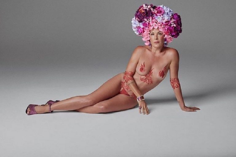 Carolina Ferraz faz ensaio nu para celebrar 52 anos