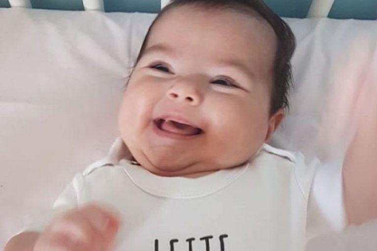 Tatá Werneck posta foto da filha fazendo propaganda de seu programa