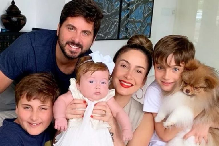 Claudia Leitte reúne família para foto no Ano Novo