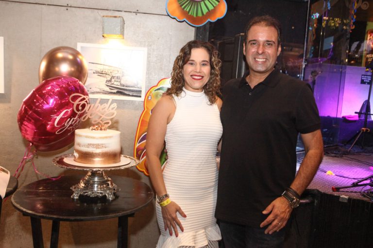 Cybele Campos é surpreendida com festa de aniversário